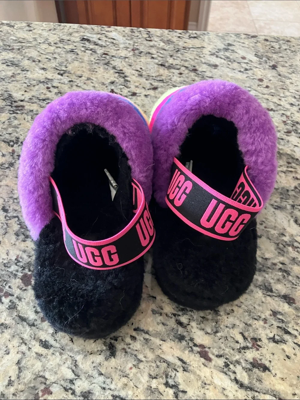 UGG Kids Multistripe Fluff Slide - Black with Rainbow Stripes